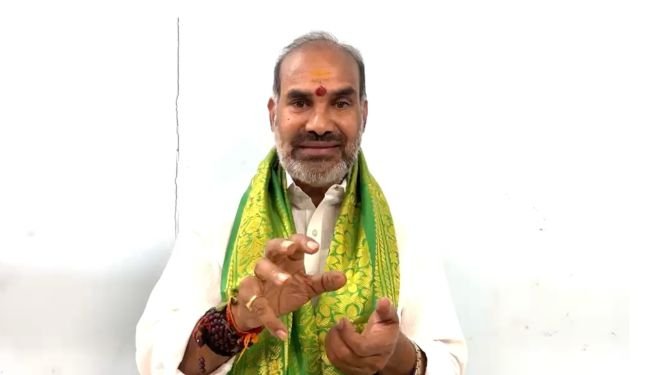 వేషం మార్చాడు.. బుద్ధి మార్చుకోలేదు: కేటీఆర్‌పై ఆది శ్రీనివాస్ నిప్పులు