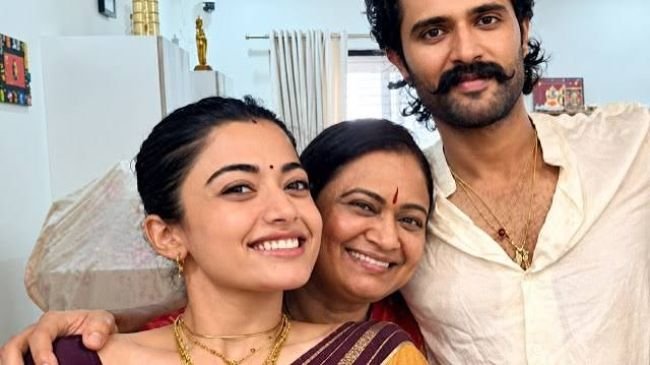 రణబాలి’ చూసి కంటతడి పెట్టుకున్న విజయ్ దేవరకొండ తల్లి.. ఓదార్చిన రశ్మిక మందన్న