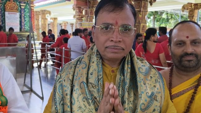 శ్రీ మద్ది ఆంజనేయ స్వామివారి సేవలో సినీ గేయ రచయిత జొన్నవిత్తుల