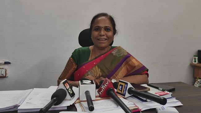 సర్వర్ సమస్యతో జాప్యం.కావాలనే ఆందోళనకు దిగారు. మున్సిపల్ కమిషనర్.