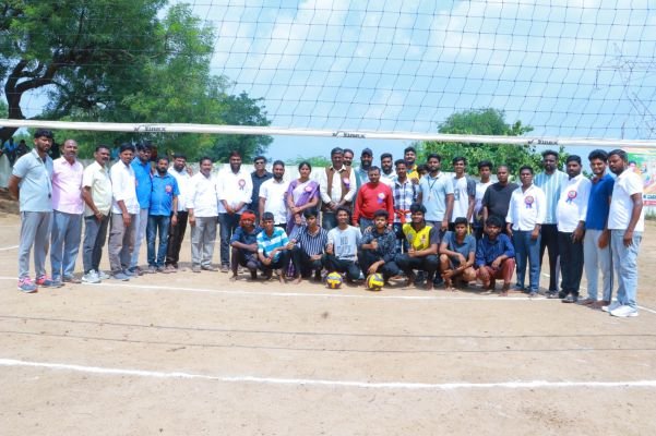 *గవ్వ కమలమ్మ చారిటబుల్ ట్రస్ట్ వారి ఆధ్వర్యంలో సిద్దిపేట జిల్లా స్థాయి వాలీబాల్ టోర్నమెంట్ ప్రారంభం*  *క్రీడలు మానసిక ఉల్లాసాన్ని పెంపొందిస్తాయి గవ్వ వంశీధర్ రెడ్డి గవ్వ కమలమ్మ చారిటబుల్ ట్రస్ట్ వ్యవస్థాపక అధ్యక్షులు*