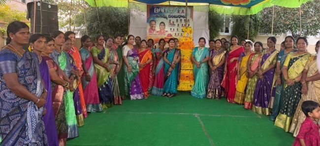 *తూప్రాన్ మున్సిపల్ కార్యాలయంలో ఘనంగా బతుకమ్మ సంబురాలు*  *మున్సిపల్ చైర్ పర్సన్ రజిని రవీందర్ గౌడ్, కమిషనర్ రమేష్ కుమార్*
