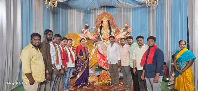 నవరాత్రి ఉత్సవాల్లో మాజీ డిప్యూటీ స్పీకర్ యం. పద్మాదేవేందర్‌రెడ్డి.  రాజేంద్రనగర్‌లో నవదుర్గమ్మకు ప్రత్యేక పూజలు.