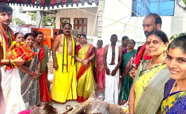 రెడ్డి కాలనీ లోనివైభవంగా దుర్గామాత హోమంఅన్న ప్రసాద వితరణ ,సరస్వతి రూపంలో దుర్గ మాత