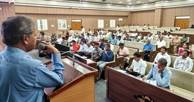 స్థానిక సంస్థల ఎన్నికల విధులను బాధ్యతాయుతంగా నిర్వహించాలి