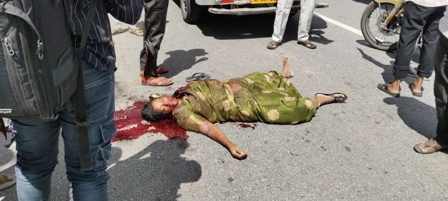 బైకును ఢీకొన్న కారు.. మహిళ మృతి