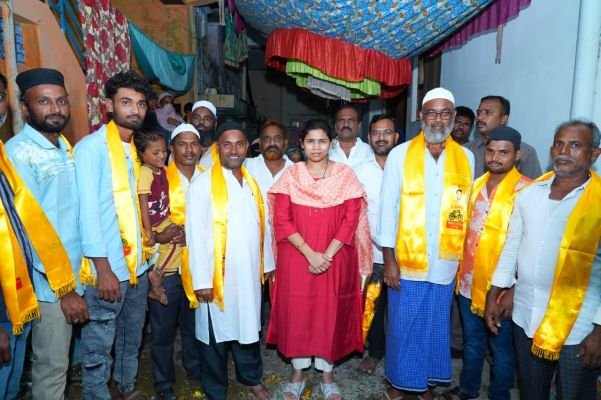 ఎమ్మెల్యే భూమా అఖిలప్రియ సమక్షంలో వైకాపా నుండి తెదేపాలో చేరిక
