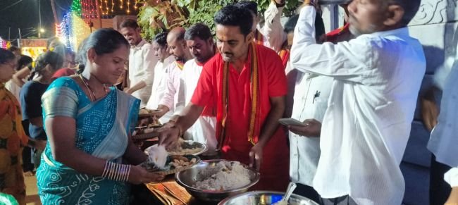 అన్నప్రసాద వితరణ ప్రారంభించిన కౌన్సిలర్‌ రాకేష్‌రెడ్డి