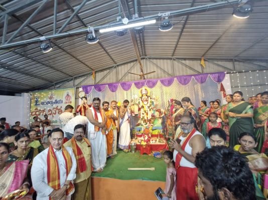 పతంజలి యోగ కేంద్రంలోని అమ్మవారికి మున్సిపల్ చైర్మన్ దంపతుల పూజలు