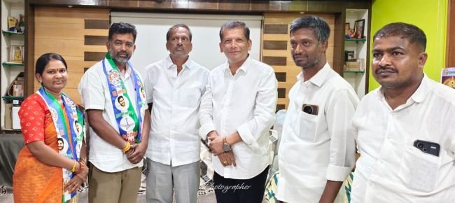 వైసీపీ తీర్థం పుచ్చుకున్న టిడిపి మాజీ కౌన్సిలర్
