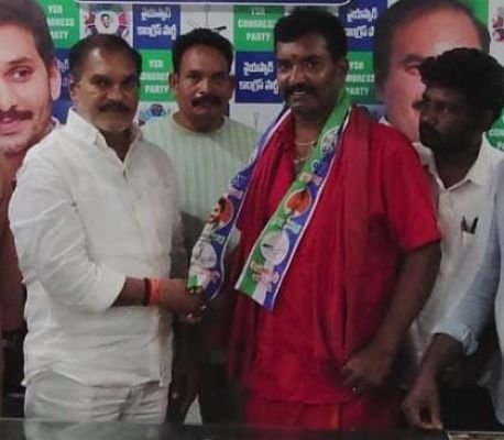 వైయస్సార్ కాంగ్రెస్ పార్టీలో చేరిన నల్లమిల్లి