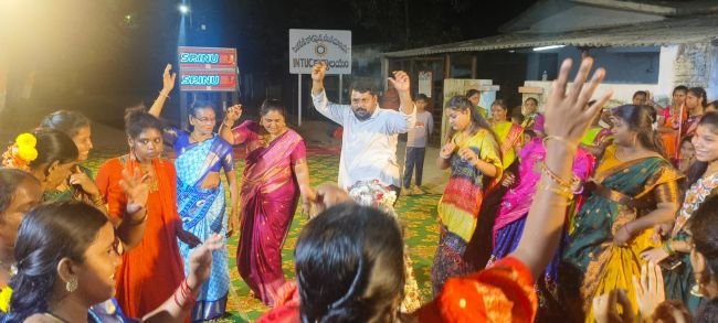 ఎమ్మెల్యే క్యాంప్ కార్యాలయంలో ఘనంగా బతుకమ్మ వేడుకలు 