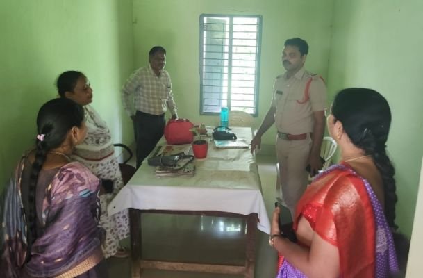 కౌంటింగ్ రూమ్, స్ట్రాంగ్ రూమ్ లను  పరిశీలించిన అధికారులు