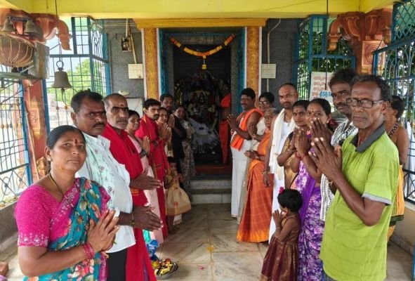 తోపుచర్ల కనకదుర్గ ఆలయంలో ప్రత్యేకపూజలు           *సరస్వతీదేవి అవతారంలో దర్శనం