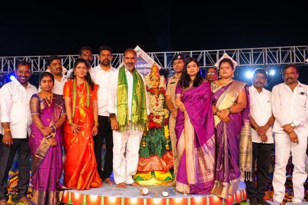 మూలవాగు తీరాన పూల జాతర.. 