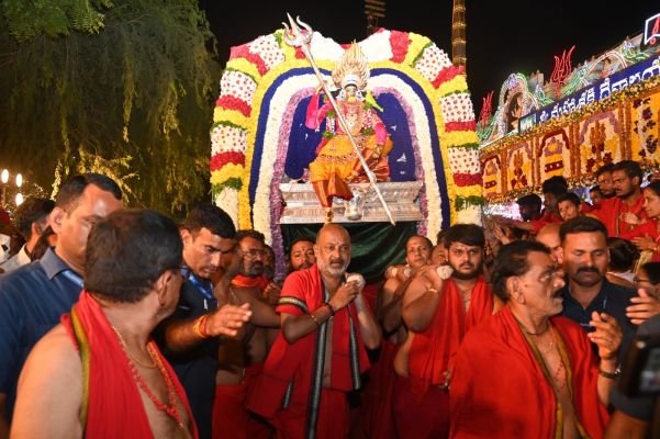 అంగరంగ వైభవంగా అమ్మవారి పల్లకీ సేవ....పాల్గొన్న కేంద్ర మంత్రి బండి సంజయ్ కుమార్
