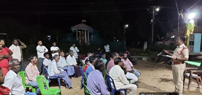 పూడివాడలో పల్లెనిద్ర కార్యక్రమం నిర్వహించిన పోలీసులు 