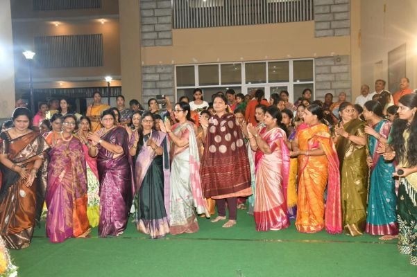 ఉద్యోగులతో కలిసి బతుకమ్మ ఆడిన కలెక్టర్ చిత్రా మిశ్రా