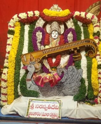 శరన్నవరాత్రుల్లో సరస్వతీ దేవిగా అమ్మవార్ల దర్శనం..