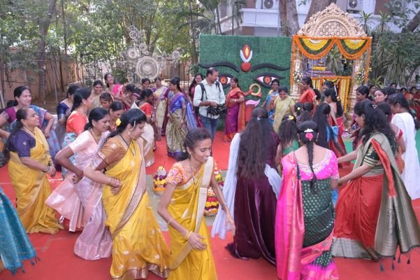 తెలంగాణ కాలుష్య నియంత్రణ మండలిలో కన్నుల పండువగా బతుకమ్మ సంబురాలు: పర్యావరణ పరిరక్షణ స్ఫూర్తిని చాటిన ఉద్యోగులు