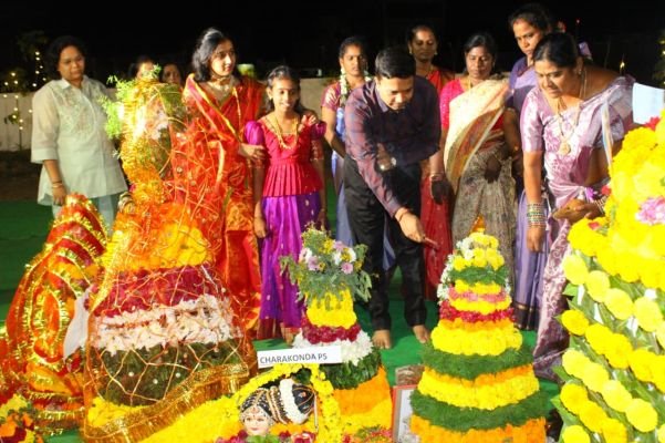 రాష్ట్ర సంస్కృతి సాంప్రదాయాలను కాపాడుకోవడం అందరి బాధ్యత  -జిల్లా పోలీస్ కార్యాలయంలో ఆటపాటలతో అంబరానంటిన బతుకమ్మ సంబరాలు -ముఖ్యఅతిథిగా పాల్గొన్న -జిల్లా ఎస్పీ డా. సంగ్రామ్ సింగ్ జి పాటిల్