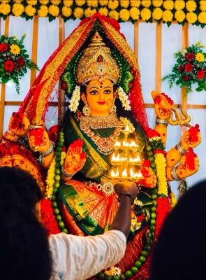 *చింతల్‌గట్టులో సరస్వతీ దేవి దివ్యదర్శనం!*  *శరన్నవరాత్రి ఉత్సవాల్లో అమ్మవారి విశేష అలంకరణ.. భక్తిశ్రద్ధలతో ప్రత్యేక పూజలు*