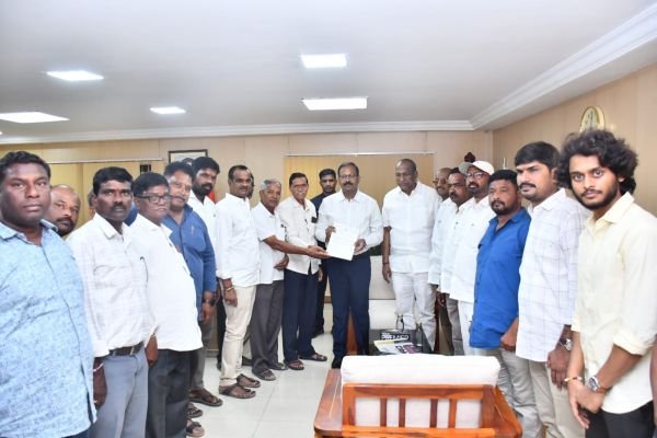 కాలనీల సమస్యలను పరిష్కరించాలి:ఎంఎంసీ కమిషనర్‌కు ఎమ్మెల్యే మల్లారెడ్డి వినతి
