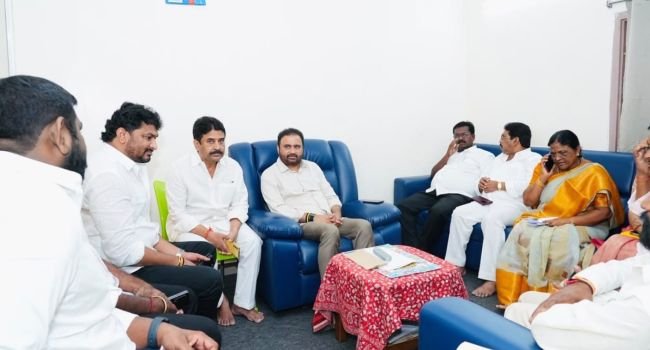  అమలాపురంలో స్థానిక సంస్థల ఎన్నికలపై కూటమి సమన్వయ సమావేశం: ఎంపీ సానా సతీష్ బాబు, ఎమ్మెల్యే ఆనందరావుల నేతృత్వంలో సీట్ల ఒప్పందం