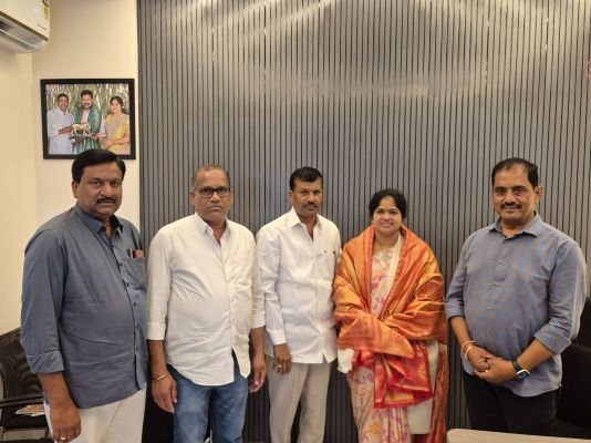 డిసిసి అధ్యక్షురాలికి మండల కాంగ్రెస్ అధ్యక్షులు బికెఆర్ సత్కారం