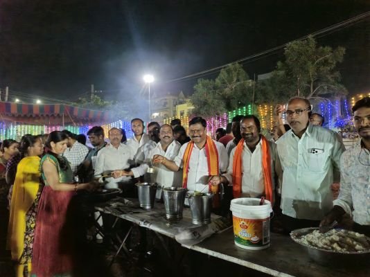 అన్నదాన కార్యక్రమం ప్రారంభించిన మున్సిపల్ చైర్మన్, వైస్ చైర్మన్,....