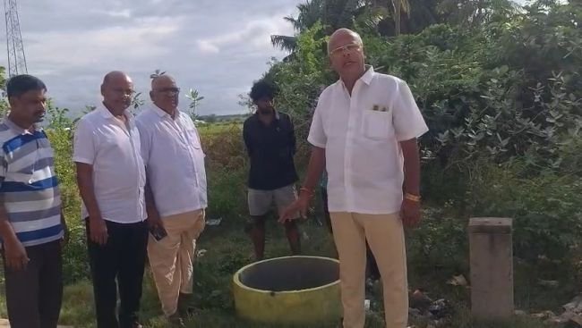 సొంత నిధులతో సిమెంట్ చెత్త కుండీల ఏర్పాటు...