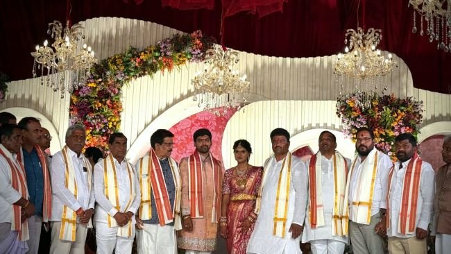 నిశ్చితార్థ వేడుకలో పాల్గొన్న మాజీ ఎమ్మెల్యే అంజయ్య యాదవ్