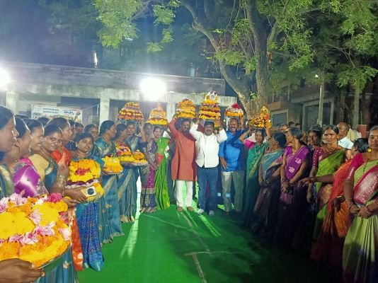 మూడుచింతలపల్లిలో అంగరంగ వైభవంగా బతుకమ్మ సంబరాలు