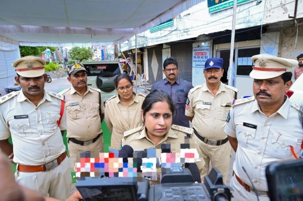 భద్రతా ఏర్పాట్లపై అధికారులకు సూచనలు జారీ చేసిన టౌన్  శ్రీమతి దీక్ష, 