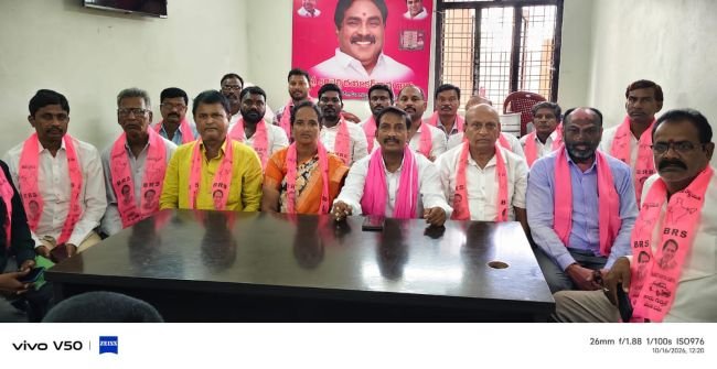 నీరు లేక కరెంటు లేక పంటలు లేక ఇబ్బందులు పడుతున్న రైతులు
