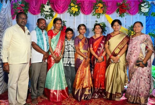 చిన్నారిని ఆశీర్వదించిన మున్సిపల్ చైర్ పర్సన్ బానోతు సునీత వెంకన్న