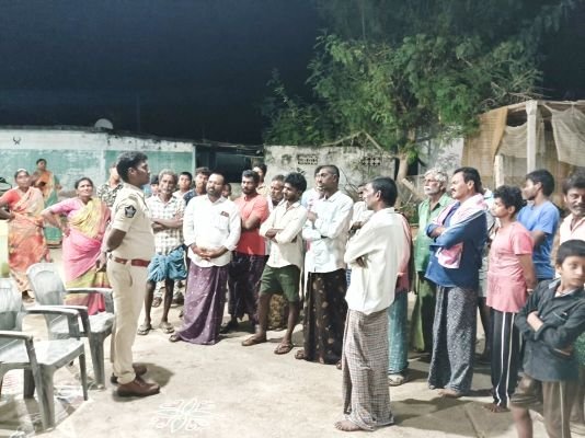 ఎన్నికల నేపథ్యంలో ప్రజలకు అవగాహన కల్పించిన ఎస్‌ఐ జంపాని కుమార్
