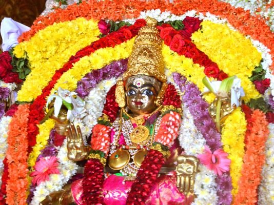 ఇంద్రకీలాద్రిపై శ్రీమహాలక్ష్మి అవతారంలో దుర్గమ్మ 