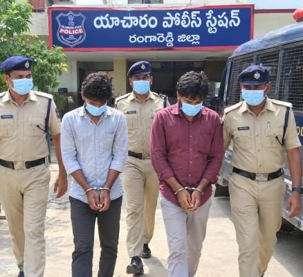 నకిలీ పోలీస్ అవతారం ఎత్తి మోసం