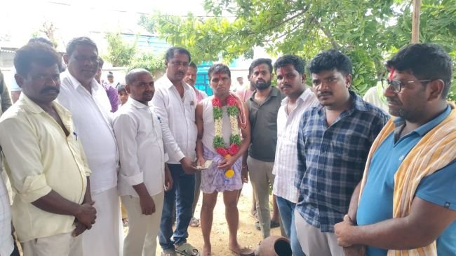 మృతురాలి కుటుంబానికి ఆర్కపల్లి సర్పంచ్ రూ. 5వేల ఆర్థిక సహాయం