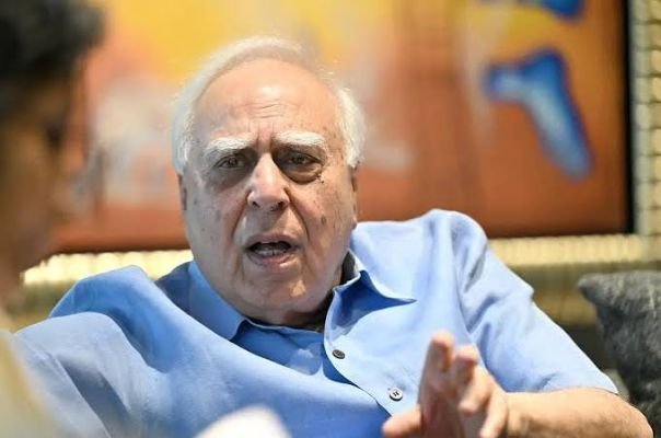  రాజ్‌నాథ్ సింగ్ ‘రెజీమ్ ఛేంజ్’ వ్యాఖ్యలపై కపిల్ సిబల్ ఎదురుదాడి: ప్రజలే అధికార మార్పు కోరుకుంటున్నారు.. 'మీరు దిగిపోయే సమయం వచ్చింది!'