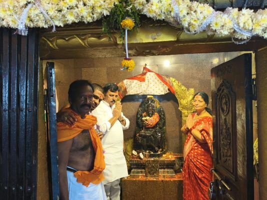 శరన్నవరాత్రి ఉత్సవాలలో దుర్గా భవాని అమ్మవారికి ప్రత్యేక పూజలు నిర్వహించిన ఎమ్మెల్యే దంపతులు పట్లోళ్ల అనుపమ సంజీవరెడ్డి