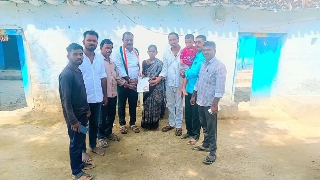 సీఎం రిలీఫ్ ఫండ్ చెక్కు అందజేత