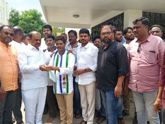 అనంత వైఎస్సార్‌సీపీలో నూతనోత్సాహం  జిల్లా అధ్యక్షుడిని కలిసిన మేయర్ అభ్యర్థి రమేష్ గౌడ్
