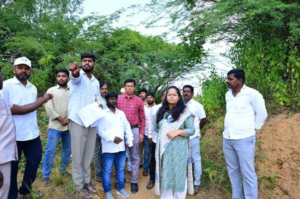 కొత్తపల్లిలో ఉపాధి హామీ పనుల పరిశీలన పనుల పురోగతిని క్షేత్రస్థాయిలో పరిశీలించిన జిల్లా కలెక్టర్ ప్రతిమా సింగ్