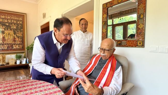 ఆసుపత్రిలో ఎల్‌కే అద్వానీని పరామర్శించిన కేంద్ర ఆరోగ్య మంత్రి జేపీ నడ్డా