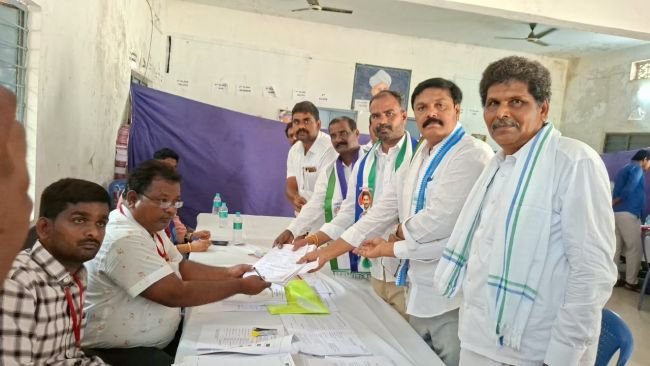 మడకశిర చైర్ పర్సన్ అభ్యర్థిగా వైసీపీ నుంచి ఓం కుమార్ నామినేషన్.