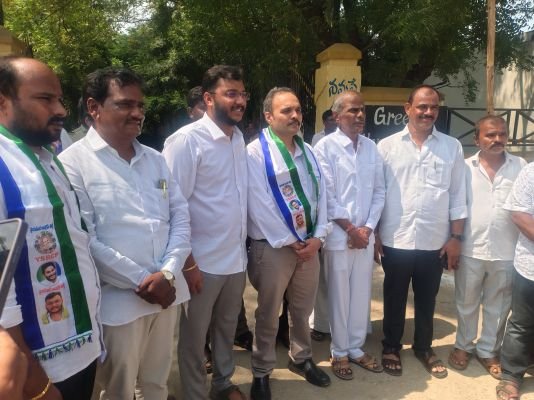 మున్సిపల్ వైసీపీ చైర్మెన్ అభ్యర్థి గా డాక్టర్ కె ఎస్ రఘు నామినేషన్