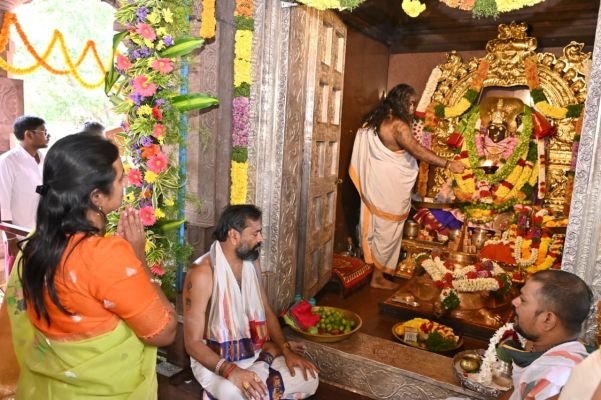 శ్రీ జోగుళాంబా సమేత  బాలబ్రహ్మేశ్వర స్వామి అమ్మవార్లకు  పట్టువస్త్రాలను సమర్పించిన జిల్లా కలెక్టర్‌ డా.ఏ.సిరి*