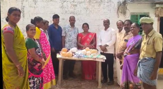 దసరా పండుగ కానుకగా పారిశుద్ధ్య కార్మికులకు చేయూత 